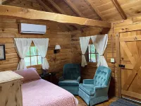 Cozy cabin for 2 on Shipman Lake. Peace and tranquility surround you.