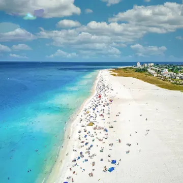 Cozy Coastal Getaway - 2 min Walk to Beach & Village, Shops & Restaurants