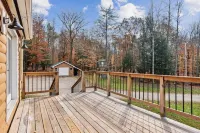Pinewood Haven: Log Cabin + Treehouse + Hot Tub in Mount Washington Valley