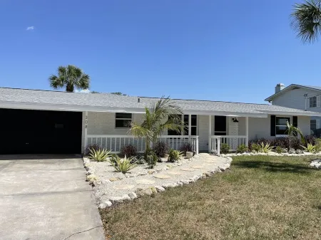 Channel Cat! One mile to the beach! Waterfront + pet friendly home near Venice.
