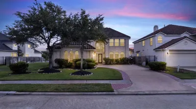 truly stunning lakefront with immediate access to all the city has to offer. Hotel in zona Cypress Lakes Golf Club