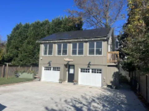 Beautiful Apt 2 1/2 Blocks to Beach, Close to Downtown โรงแรมใน