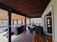 Private pond, fishing, on-site hiking, hot tub and only 15 minutes to Ash Cave!