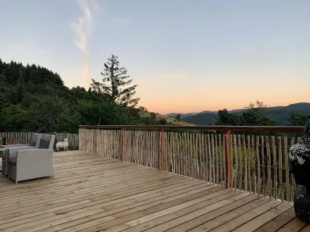 Les sources d'Avenas Large house with view in the heart of the Monts d'Ardèche park Отели рядом с достопримечательностью «Мон Жербье де Жон»