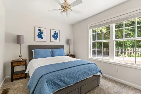 NEW! Lakehouse Retreat near Clemson Отели рядом с достопримечательностью «Дайк»