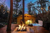 Hot Tub • Fire Pit • 3 Decks • Amazing Views • Underneath the Stars Big Bear