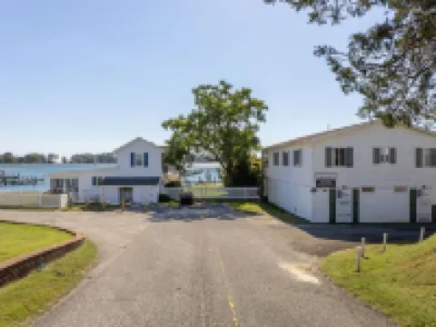 Home on Jackson Creek Home w/kayaks, bike, dock. Available guest cottage extra. โรงแรมในMiddlesex County