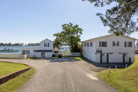 Home on Jackson Creek Home w/kayaks, bike, dock. Available guest cottage extra.