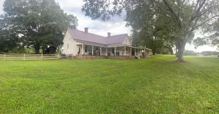 Original Farmhouse est <1920, Professionally Designed, Charm & Comfort in mind!