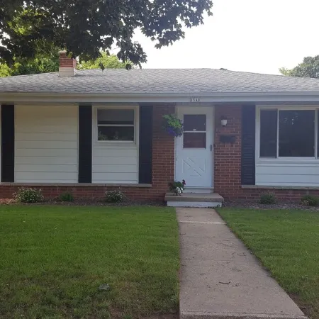 Great for EAA rental!Less than 2.5 miles from EAA grounds!