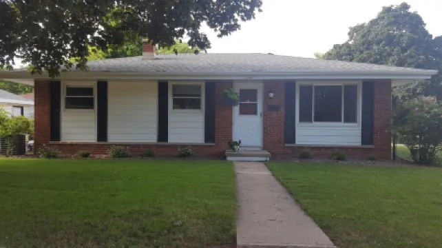 Great for EAA rental!Less than 2.5 miles from EAA grounds!