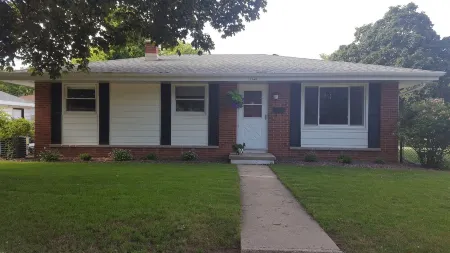 Great for EAA rental!Less than 2.5 miles from EAA grounds!