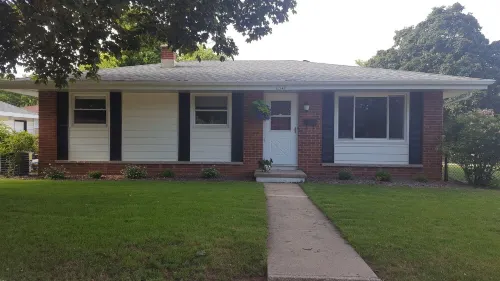 Great for EAA rental!Less than 2.5 miles from EAA grounds!