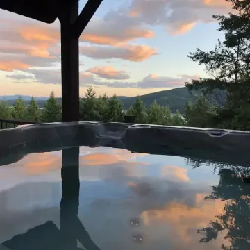 Big Mountain Treehouse!  Beautiful cabin home w/ SPECTACULAR views of Lake