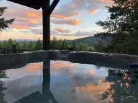 Big Mountain Treehouse!  Beautiful cabin home w/ SPECTACULAR views of Lake Hotels in Whitefish