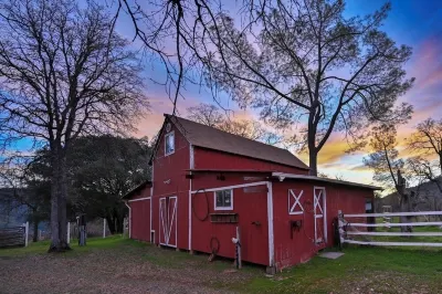 Yosemite Gold Rush Ranch, Stunning Views & Private, Pickleball! Hotels near Alfier Park