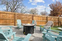 Kansas Escape with Movie Room, Hot Tub, Mini Golf, Pickleball, Game Room & more! Hotels near Antioch Park