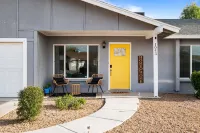 Your Home Away from Home: Pool, Games, Hot Tub, Mini-Golf, BBQ, Luxury Home โรงแรมใน