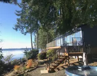 Stunning Waterfront - Pnw Gem  Hot Tub, Mountain Views, Fireplace