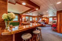Ski Season or Yearly Rental. Fireplce. Dogs Welcome. Walk to Equinox Pond & Bba.