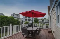 Rental in Misquamicut across the street from your beach access! Hoteles en Westerly