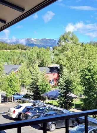 Right in the heart of Breckenridge! One block to The Gondola. Отели в г. Брекенридж