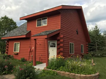 Charming Log Cabin with Wood Burning Fireplace – 1 mile from Downtown Hayward