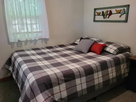 Castaways Cottage on Croton Pond 2)