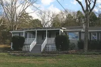 Wooded Cottage near Downtown Franklin & Leiper's Fork! Hotels near First Presbyterian Church