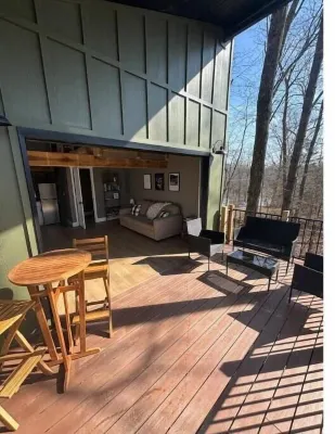 Tucked Away Treehouse- on the KY Bourbon Trail