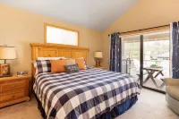 Steps to the SHARC, walk to the Village/Ft Rock, 3 BDR Suites/Hot Tub/Central AC