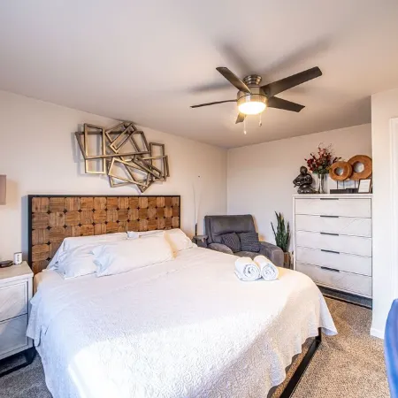 Designer Home. Lake View. Amazing Patio. Heated Swim Spa Pool & Hot Tub