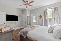 Downtown Historic Retreat [w/ Balcony & Grill}