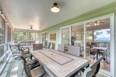 Longview - Woodburninng Fireplace - Outdoor firepit