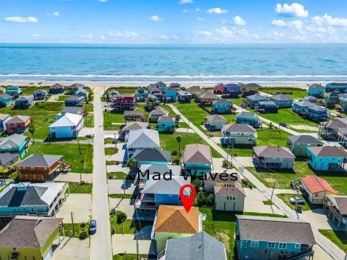Fenced Yard ~ Cargo Lift ~ Fire Pit ~ 3-minute walk to beach!