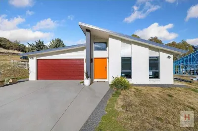 The Lakehouse - On the shores of Lake Jindabyne in the Snowy Mountains