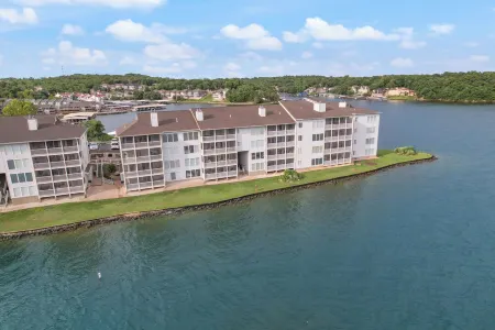 Beautiful Lakefront Condo - 2 Master Suites and Queen Sofa Bed