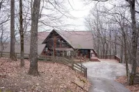 "View on a Whim” Luxury Cabin with Breathtaking Views, Theatre, Hot Tubs, Hiking