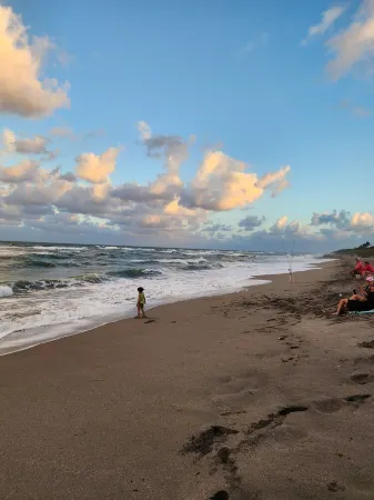 40% OFF APRIL Jupiter Beach Getaway 2 Отели рядом с достопримечательностью «Парк Ошен Кей»