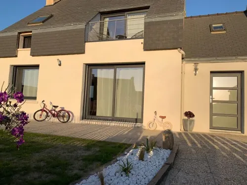 Wake up sea view, in the heart of Porsguen, 3 bedrooms, fireplace, enclosed garden Hotels in Plouescat