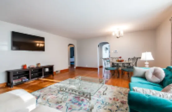 Relax, min from Louisville, Pet friendly, Entire house- fenced in backyard.