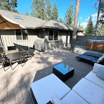 NEW LISTING! UPDATED 3 SUITES & AC! HOT-TUB, SHARC, FORT ROCK, BIKES, DOG OK.