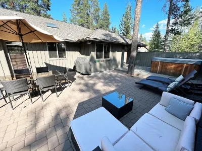 NEW LISTING! UPDATED 3 SUITES & AC! HOT-TUB, SHARC, FORT ROCK, BIKES, DOG OK.