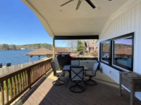 Lake Hamilton Lakefront! Main Channel Large Decks & Boat Dock! Spectacular View! Hotels in Piney