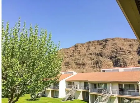 #126 condo by large pool/Pickup for the Gorge Shuttle-book seperately