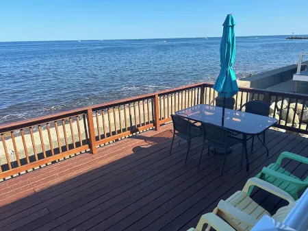 "On the Rocks" - dog friendly Scituate Oceanfront! Отели в г. Сайчуат