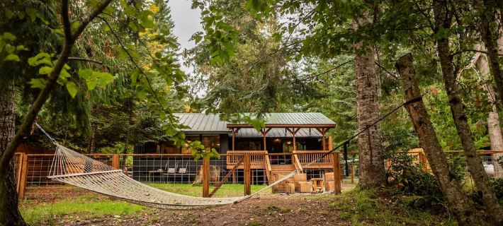 Family Cabin on Cowlitz River-Covered Deck/Hot Tub/Games! Pet Friendly! ルイスのホテル