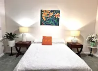 300 Steps to Glenelg Beach | Spacious, Renovated Heritage Apartment