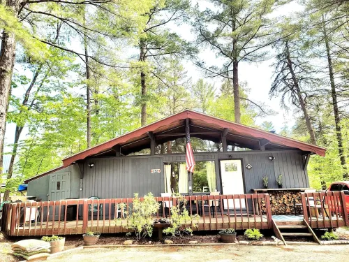 All season vacation rental steps to Moores pond. Great for family  sun and fun