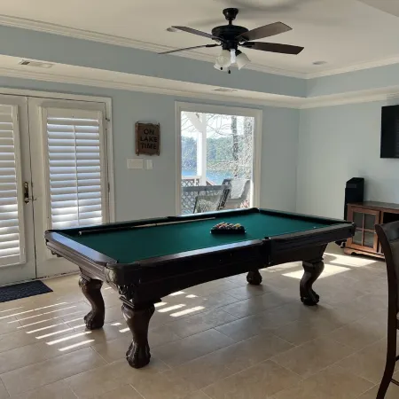 Stunning Lake Chalet close to Margaritaville & Aqualand